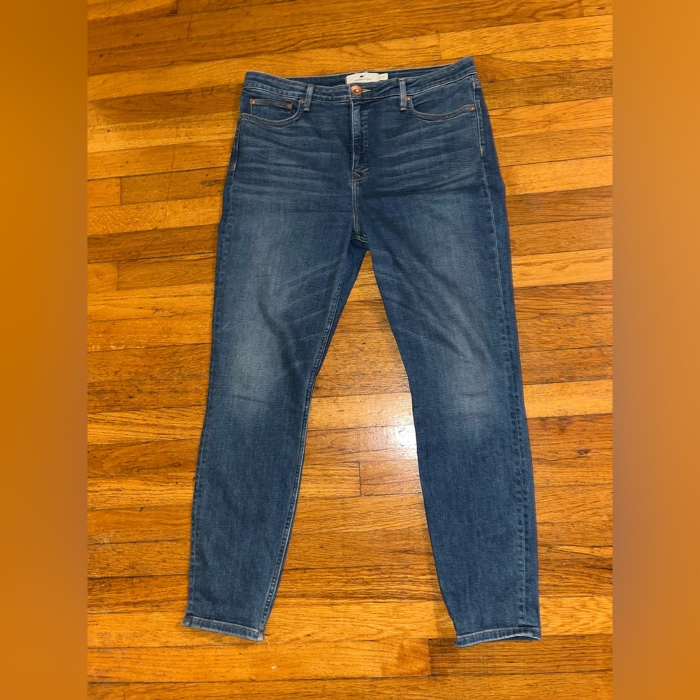 Vineyard Vines high rise Skinny medium wash Jeans. Mom, jeans, high back pockets